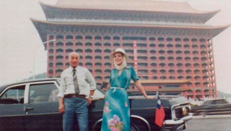 En Taipei, con mi chofer y limusina del gobierno taiwanés, 1978 