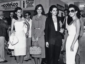 Las reinas de belleza en Cartagena con Virginia Vallejo a la derecha, 1981