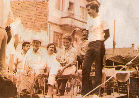 Virginia Vallejo y Pablo Escobar haciendo política en 1983.