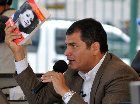 Rafael Correa, presidente de Ecuador, enseña el libro de Virginia Vallejo a la prensa en 2008 y 2009.
