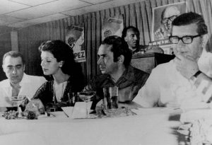 A la izquierda: Julio Mario Santo Domingo y Virginia Vallejo con el presidente Turbay Ayala en la campaña presidencial de Alfonso López Michelsen, 1973